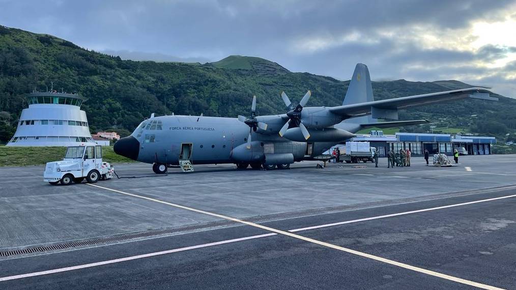 Força Aérea transporta 3000 kg de material médico para apoio à população de São Jorge