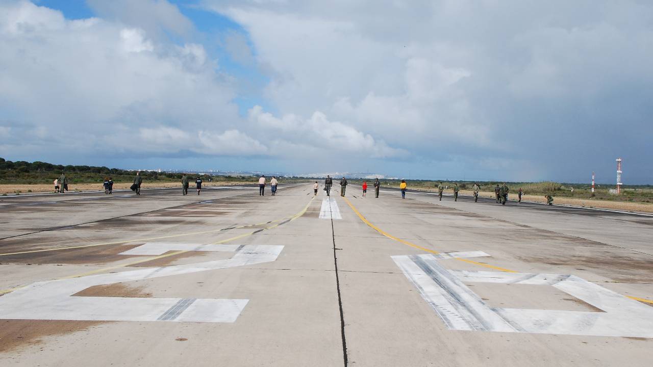 Base Aérea N.º 6 realiza recolha de detritos na área de aeródromo Base Aérea N.º 6 realiza recolha de detritos na área de aeródromo
