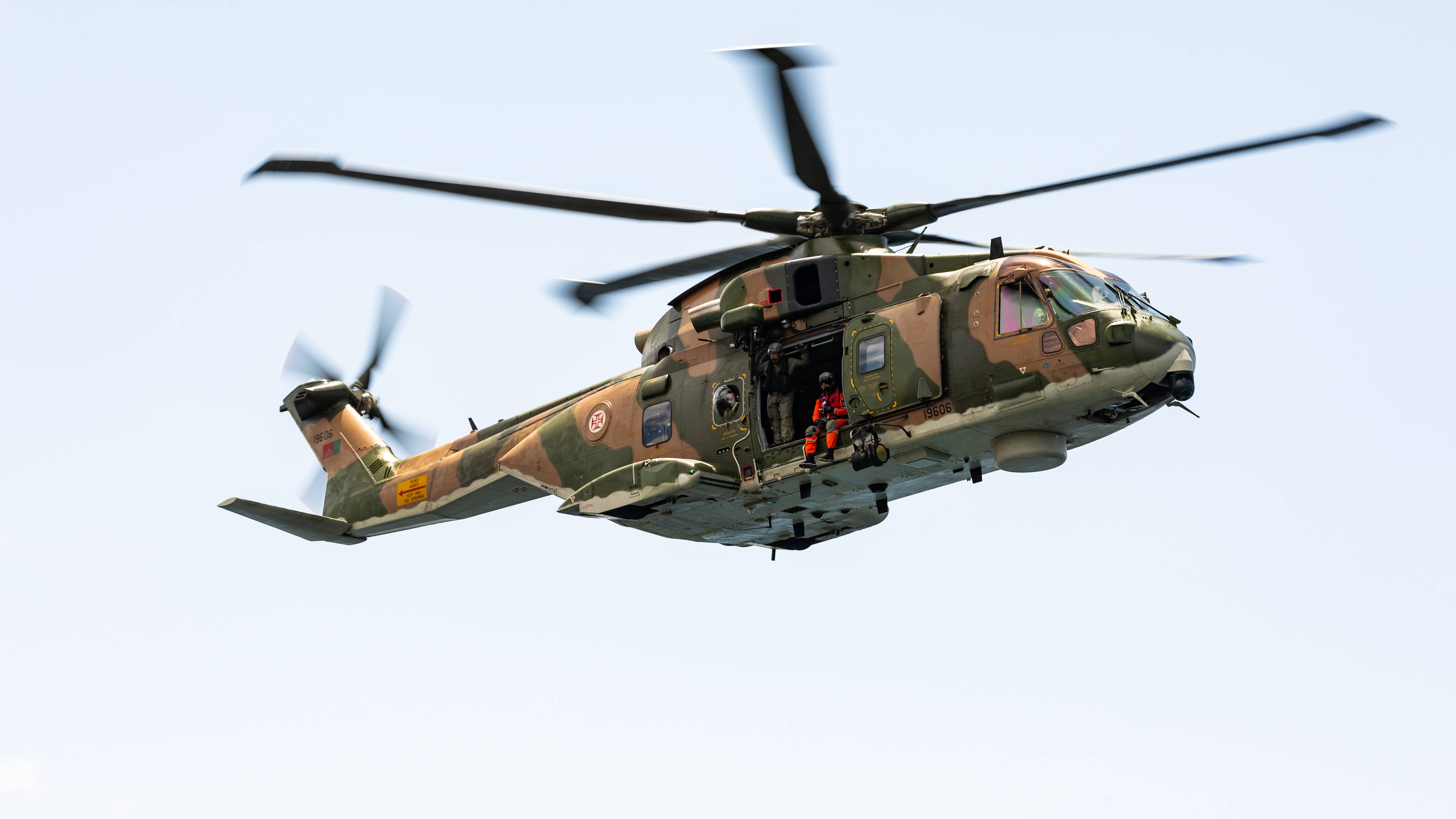 Fora Area: Helicptero resgata dois tripulantes de um navio