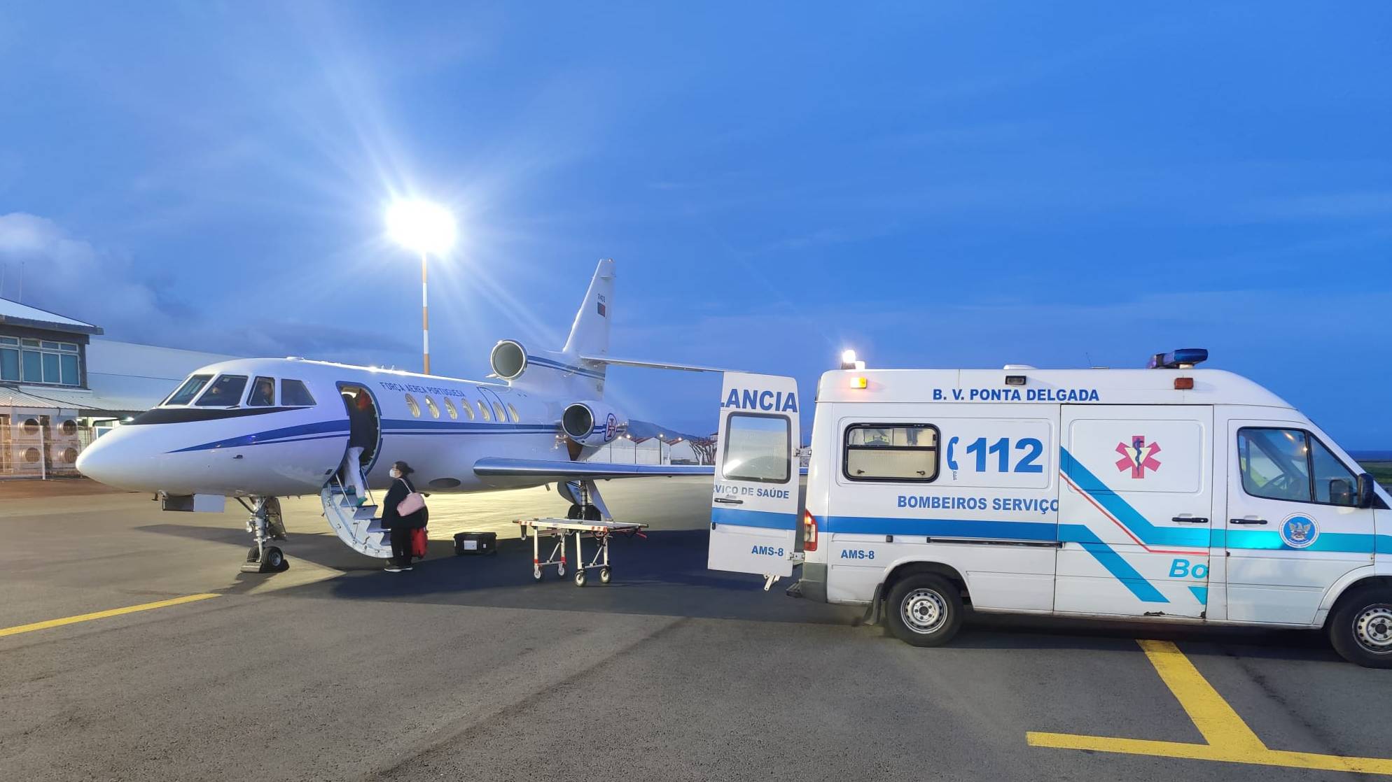 Esquadra 504  transporta dois doentes entre os Açores e o Continente