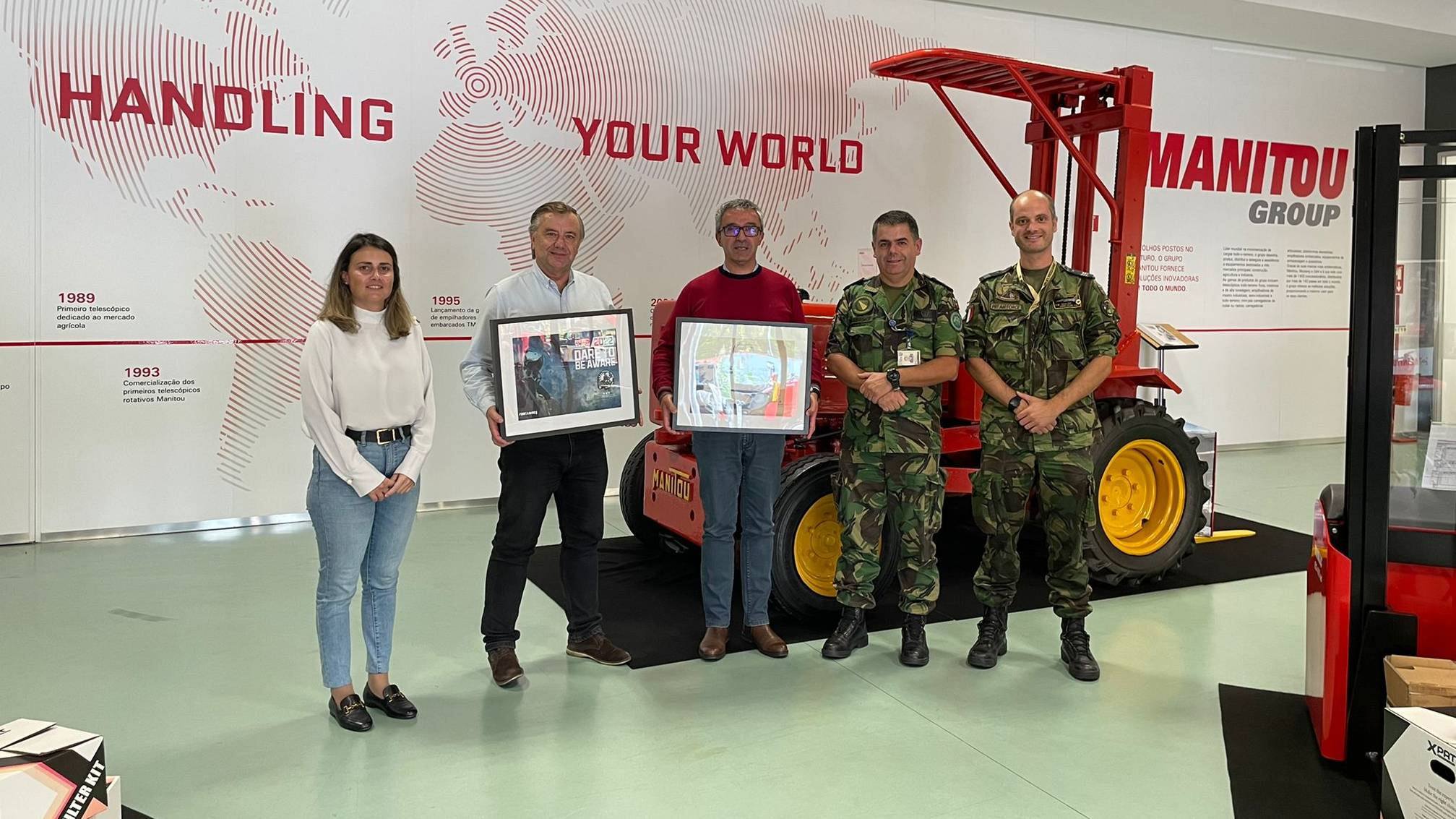 Entrega de quadros  empresa MANITOU