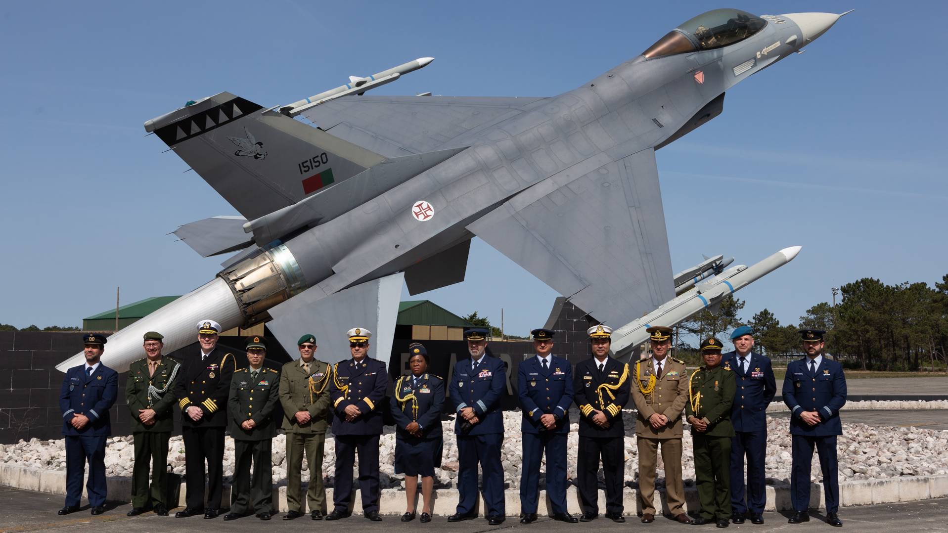 Adidos de Defesa Estrangeiros visitam Base Aérea N.º 5