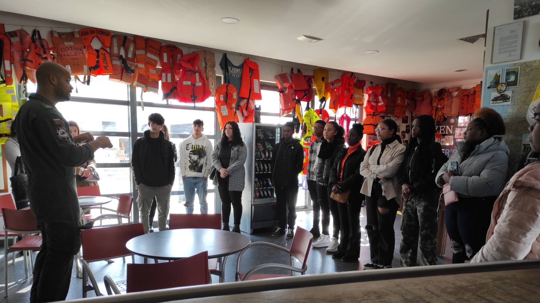 Base Aérea N.º 6 recebe visita de 22 alunos Base Aérea N.º 6 recebe visita de 22 alunos