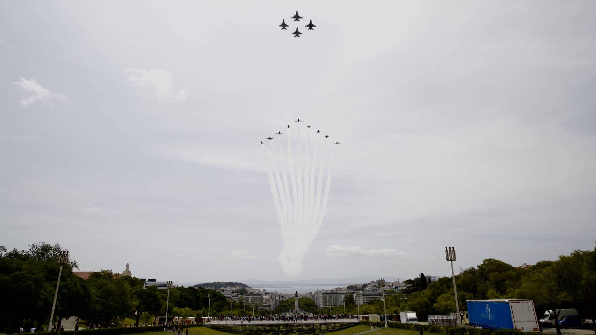 F-16M e Red Arrows sobrevoam juntos a Capital F-16M e Red Arrows sobrevoam juntos a Capital