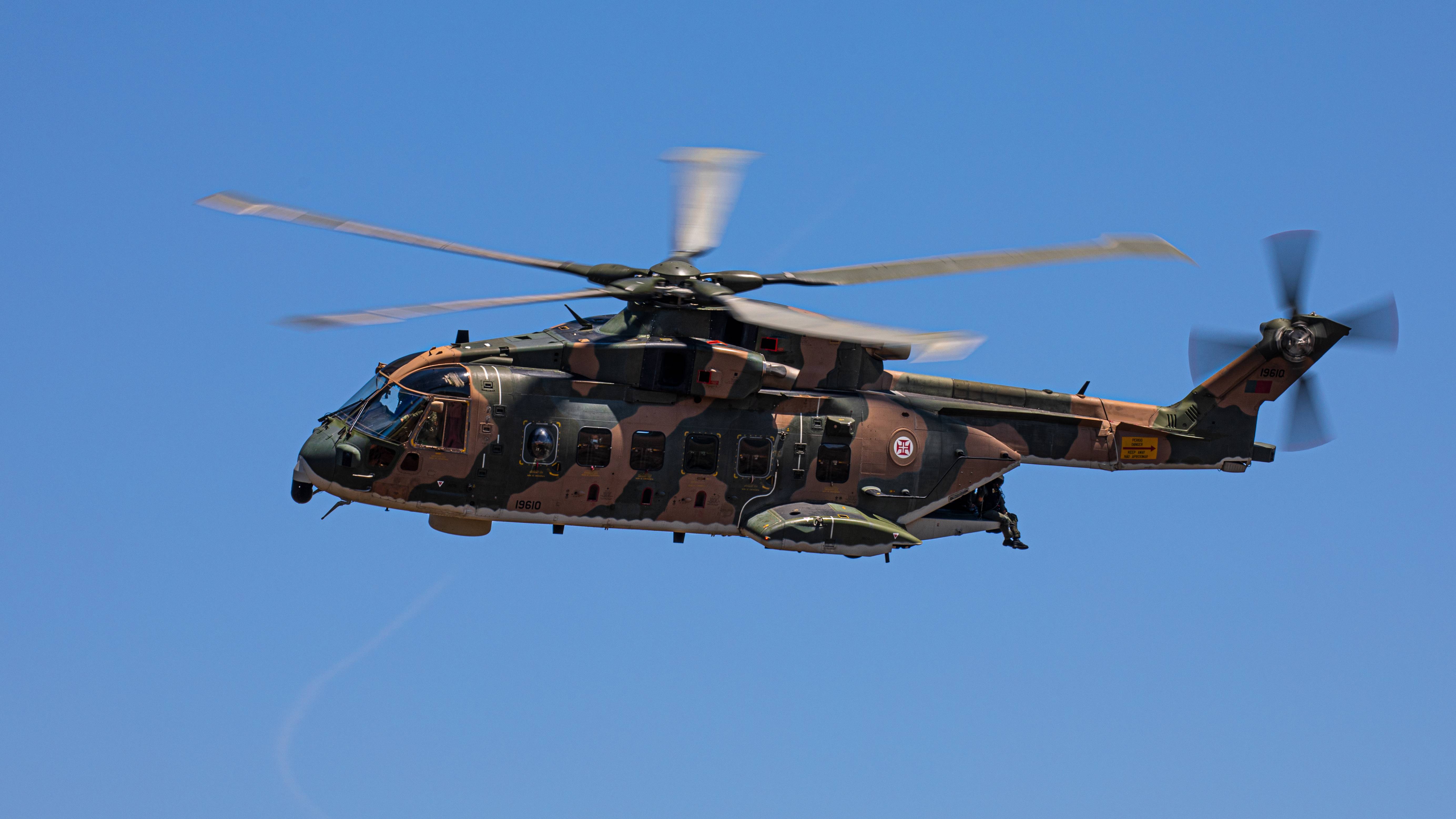 Pumas realizam resgate em navio e transportam doente Pumas realizam resgate em navio e transportam doente