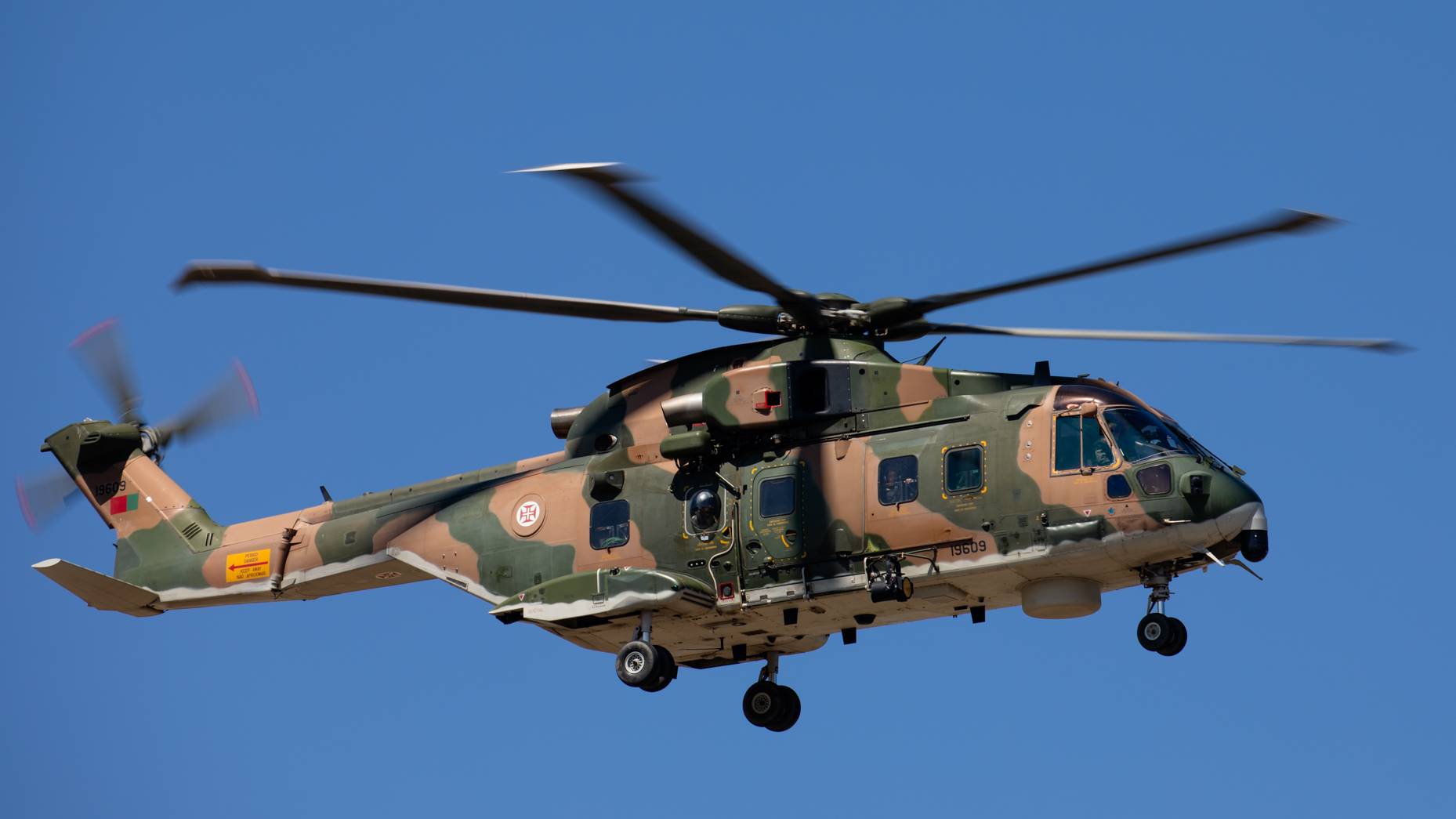 Força Aérea: Lobos e Pumas unem esforços para um resgate em navio Força Aérea: Lobos e Pumas unem esforços para um resgate em navio