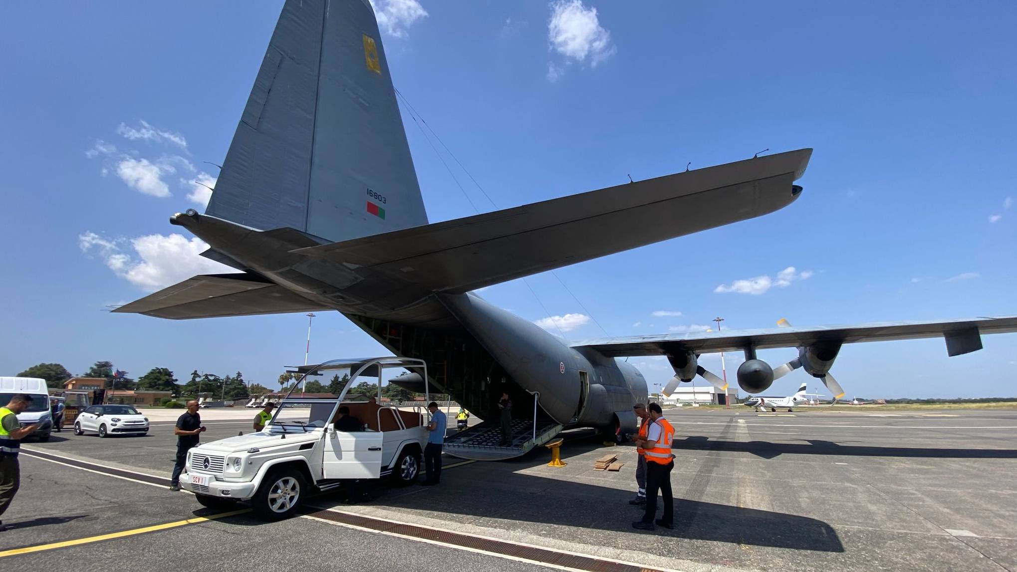 Força Aérea transporta papamóvel Força Aérea transporta papamóvel