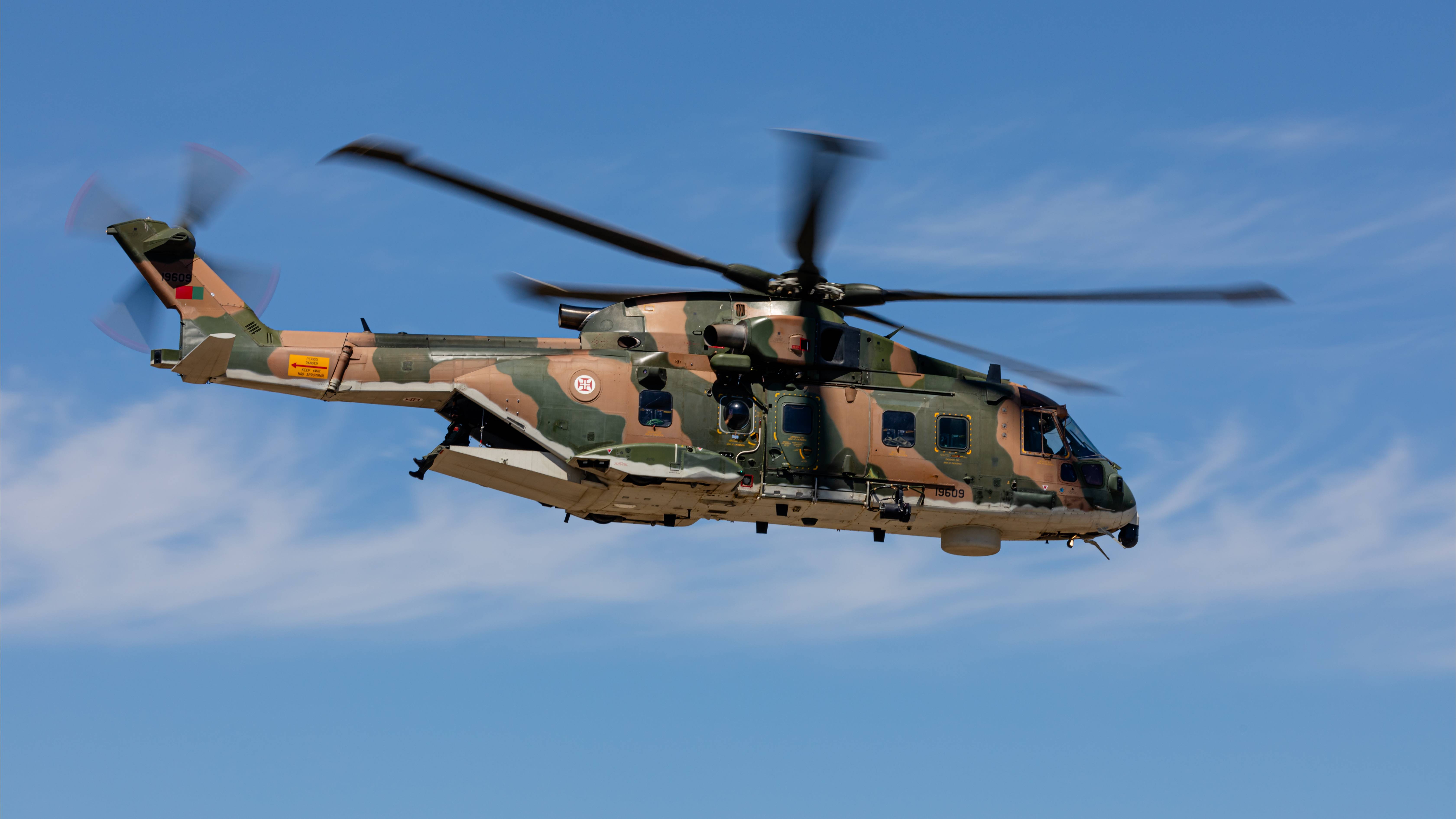 EH-101 Merlin resgata doente a bordo de um pesqueiro EH-101 Merlin resgata doente a bordo de um pesqueiro