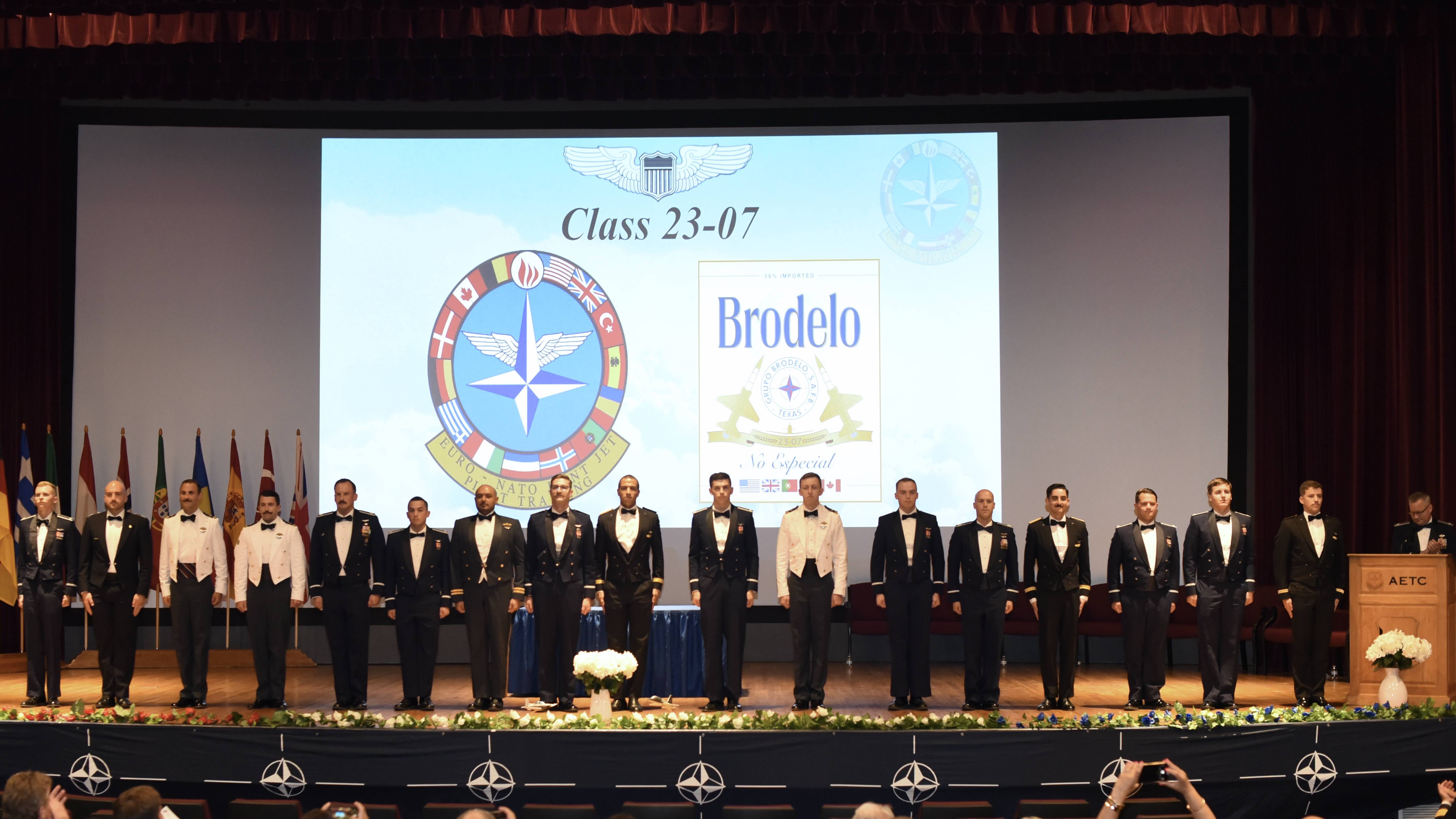 Primeiros militares da Fora Area graduados no ENJJPT