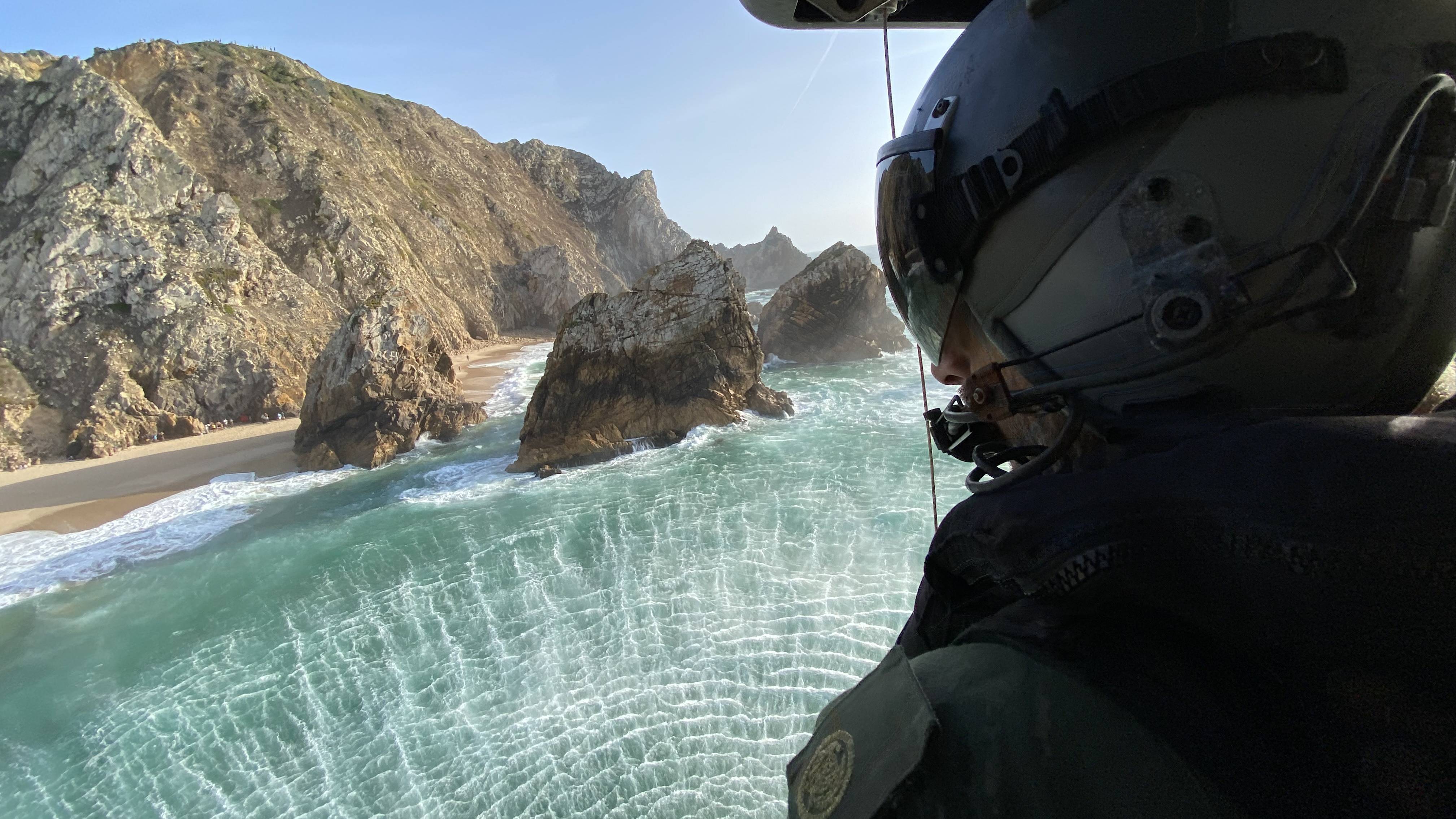 Força Aérea resgata mulher na Praia da Ursa Força Aérea resgata mulher na Praia da Ursa