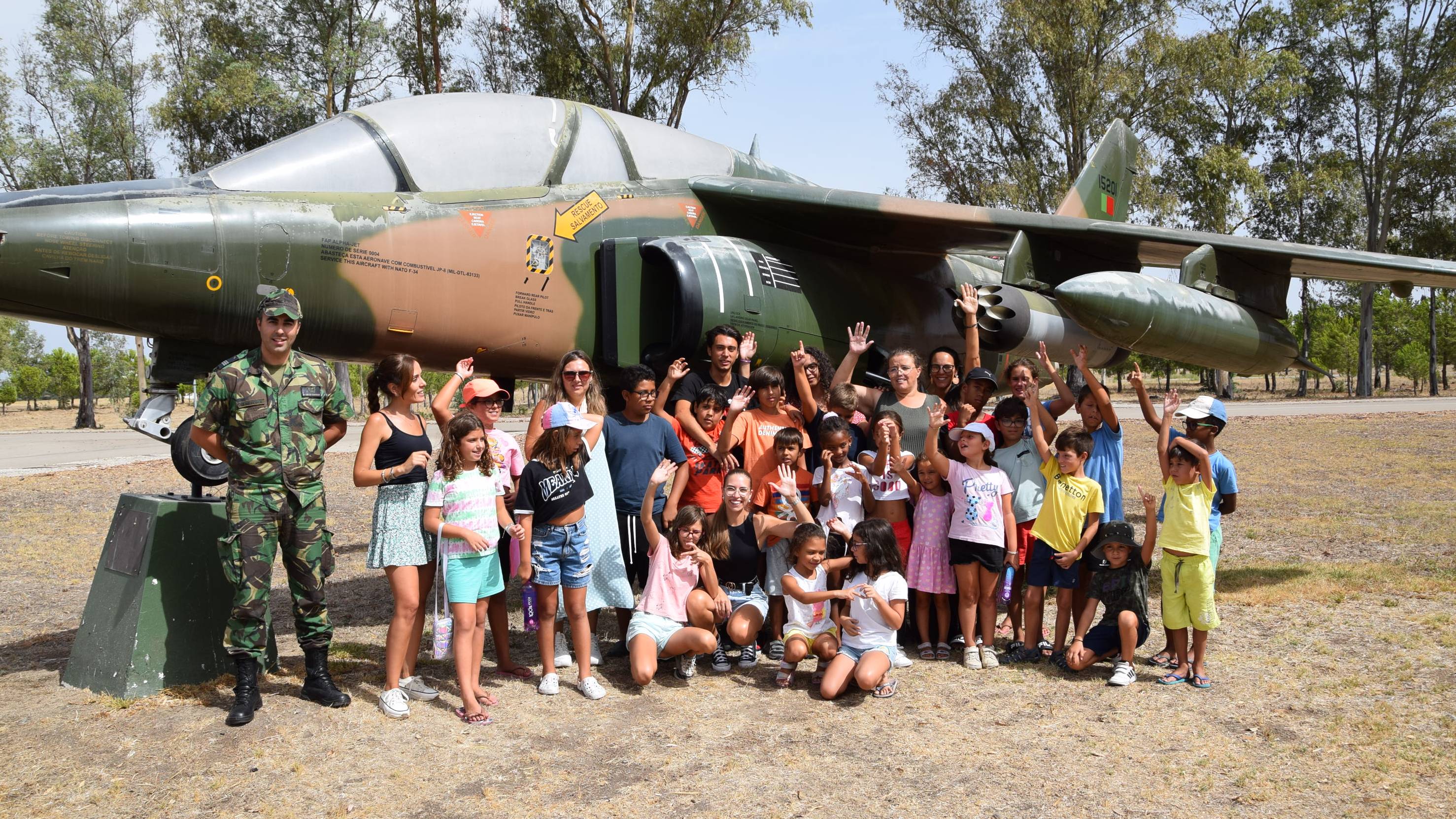 Fora Area: 25 jovens visitam BA11