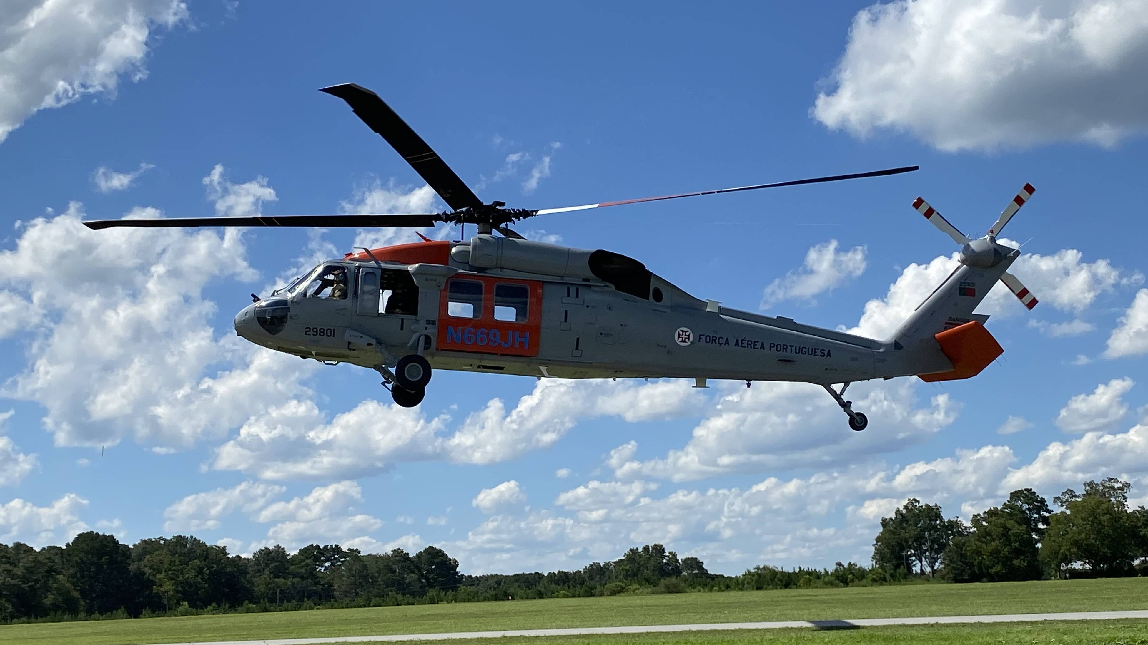 Fora Area: primeiro voo dos helicpteros UH-60