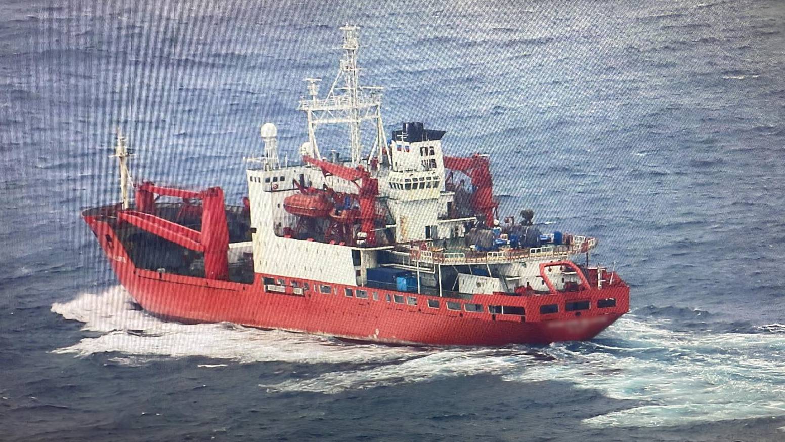 Navio russo acompanhado pela Força Aérea Navio russo acompanhado pela Força Aérea