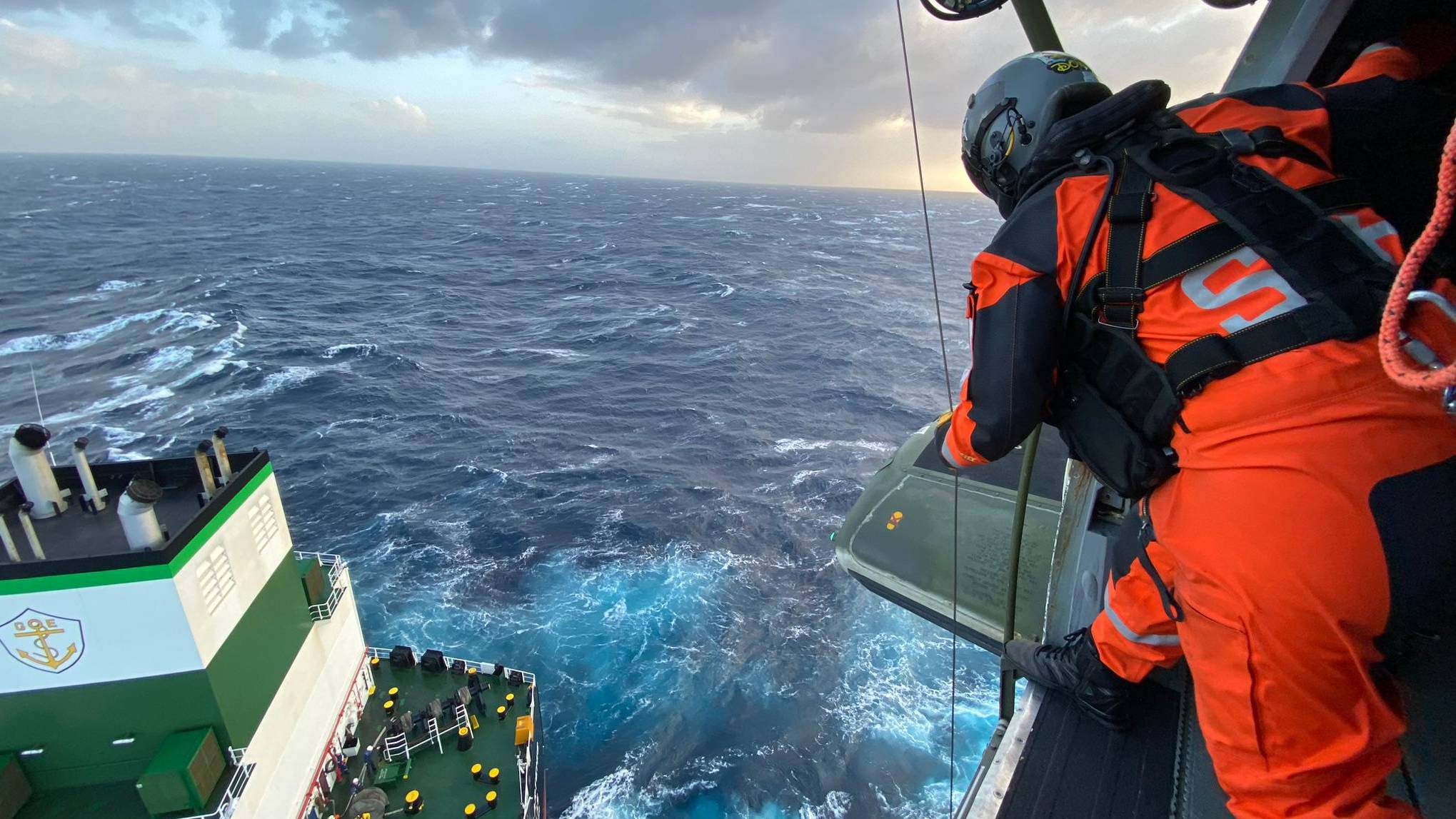 Força Aérea: Esquadra 752 - “Fénix” resgata doente em navio Força Aérea: Esquadra 752 - “Fénix” resgata doente em navio