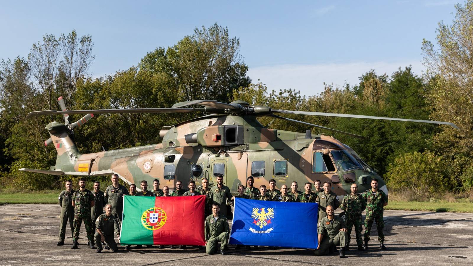 Seis tripulantes da Esquadra 751 qualificam-se em Instrutores Táticos de Helicópteros