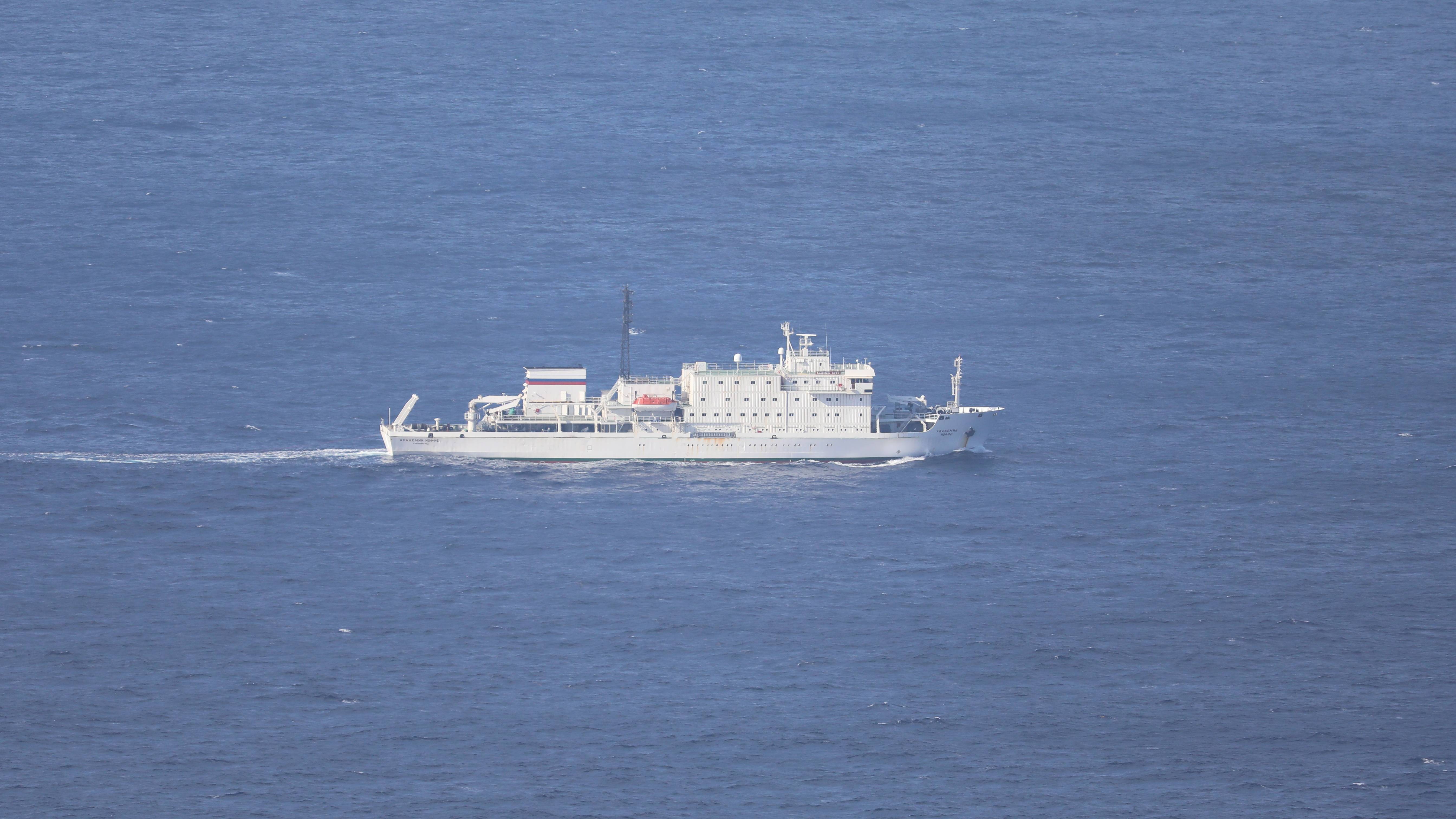 Navio russo acompanhado pela Fora Area