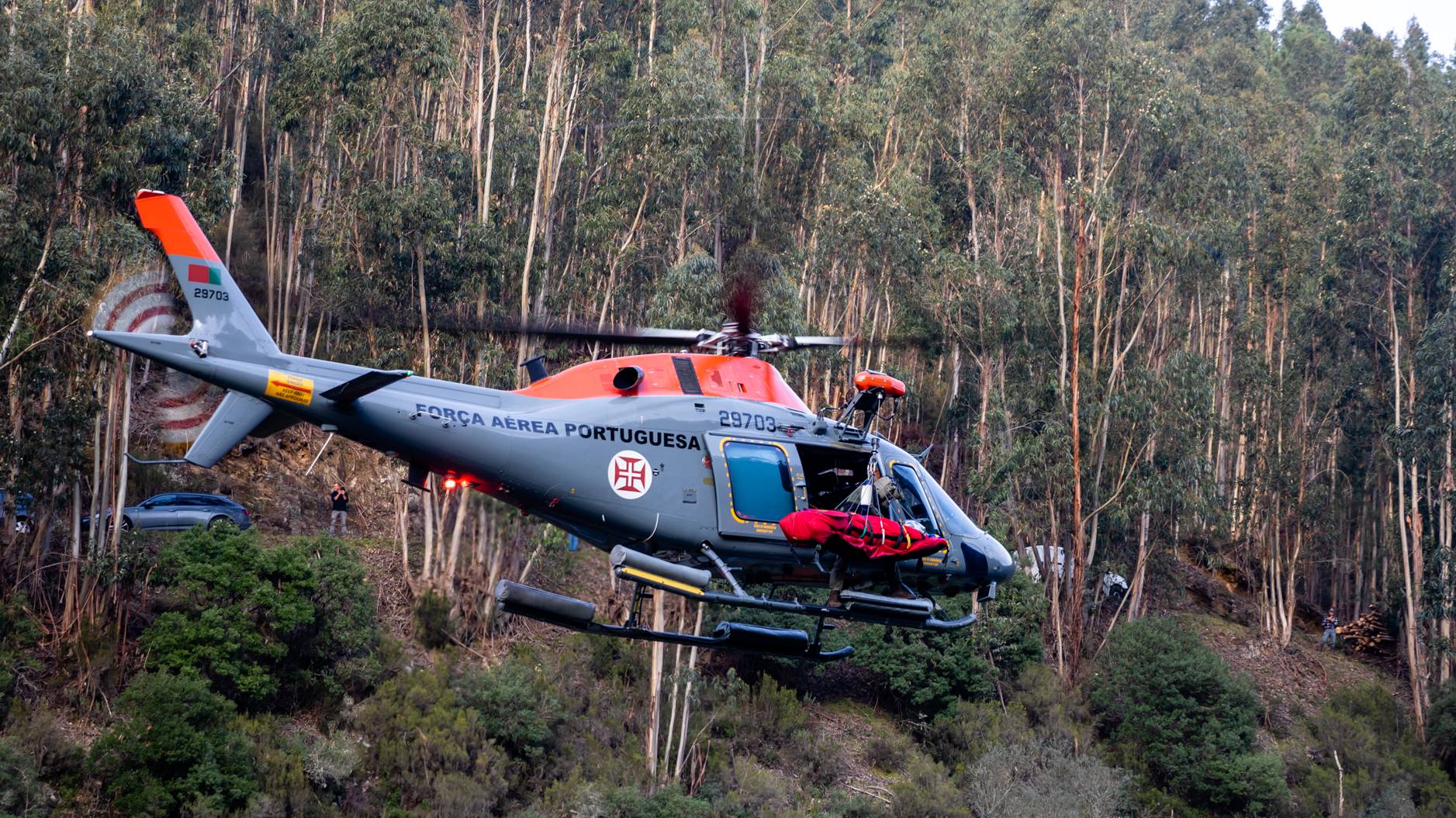 Helicptero treina resgate em montanha