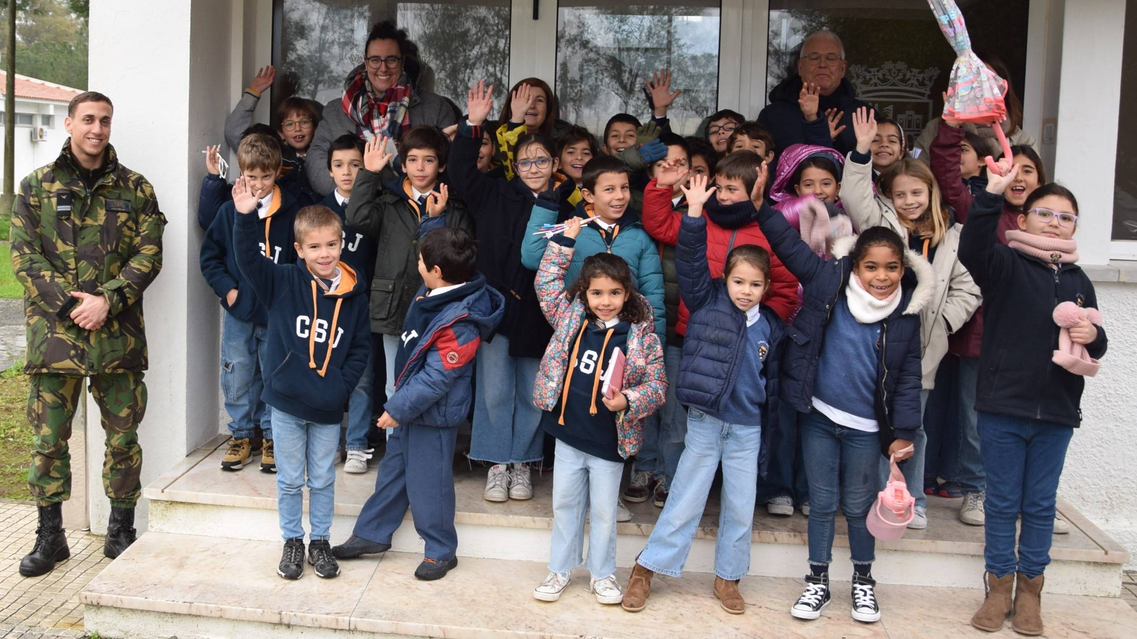 Base Area N. 11 recebe visita de crianas