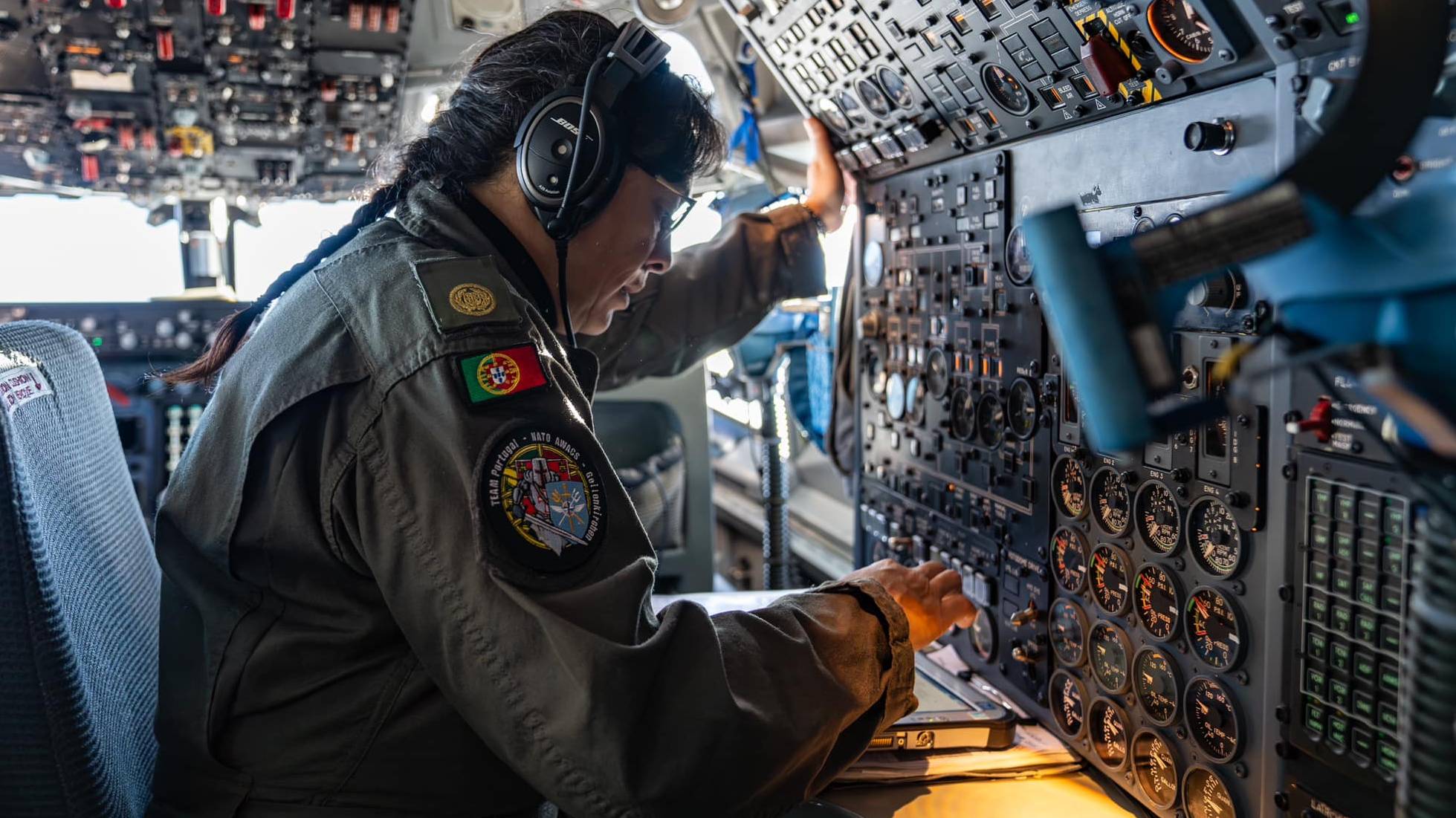 NATO: Militar da Força Aérea integra tripulação totalmente feminina NATO: Militar da Força Aérea integra tripulação totalmente feminina