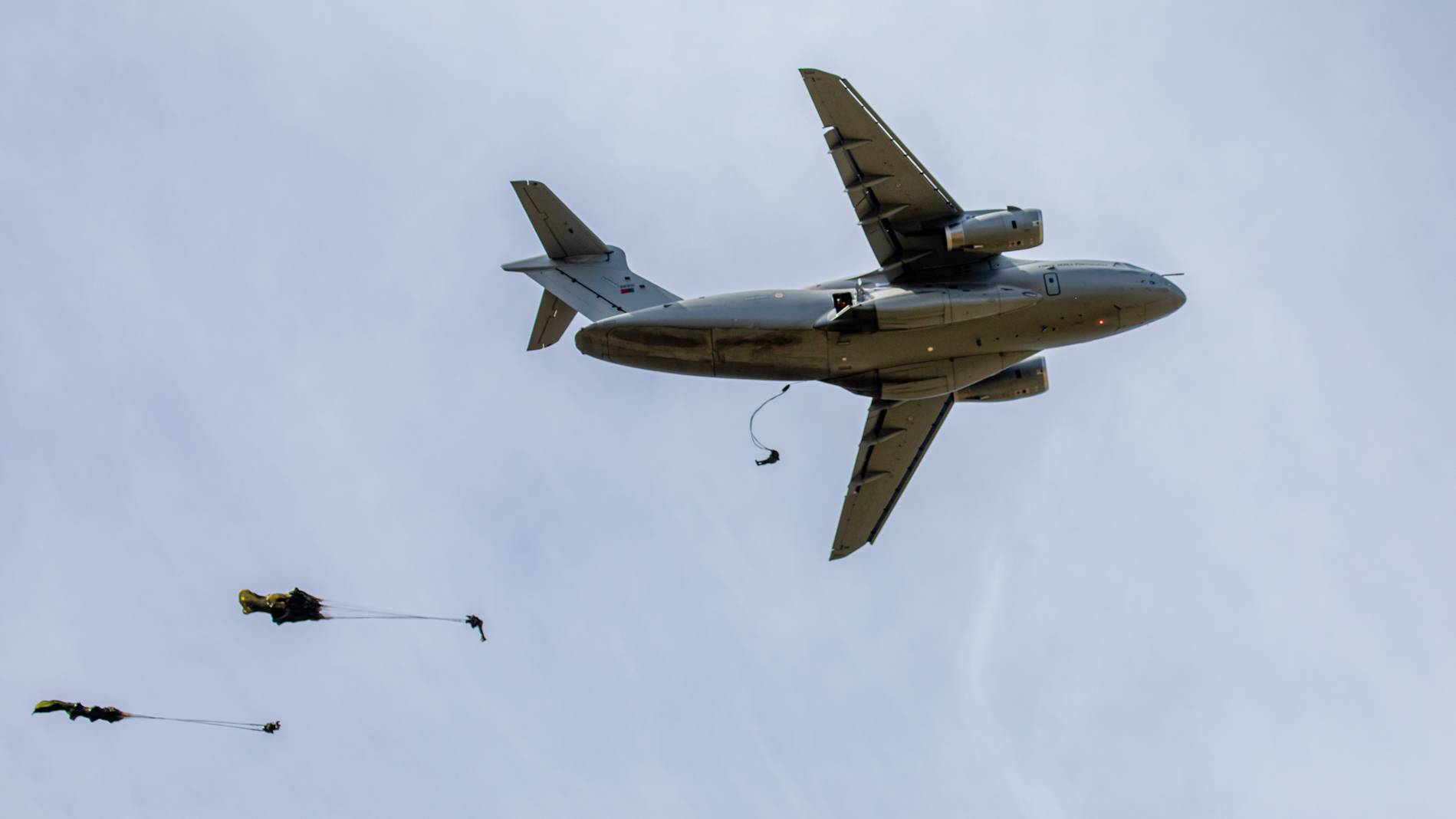 KC-390 realiza primeira largada de paraquedistas