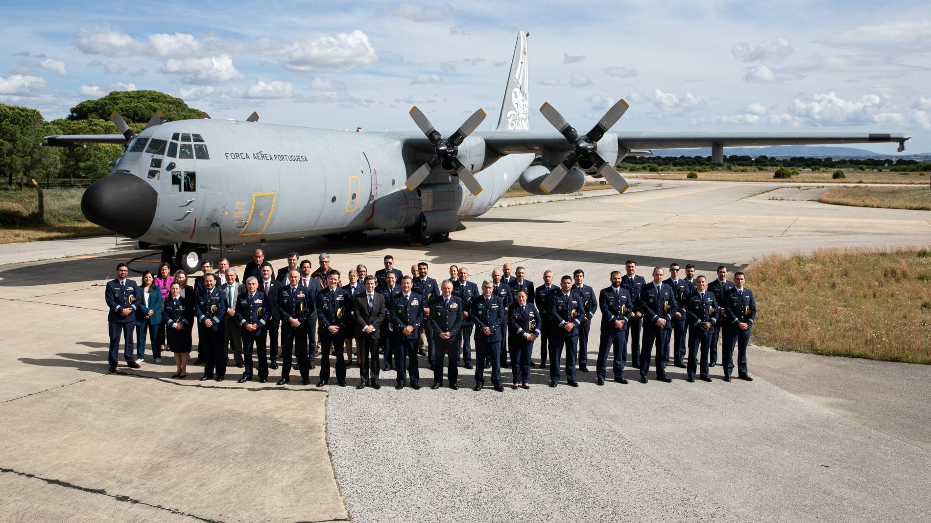 Primeiro C-130H modernizado entregue  Fora Area