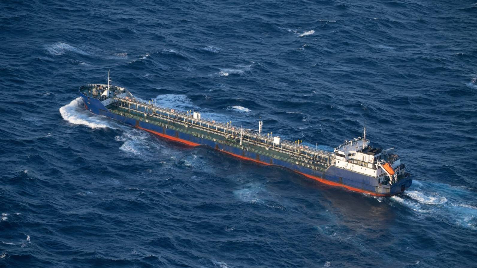 Fora Area acompanha dois navios russos