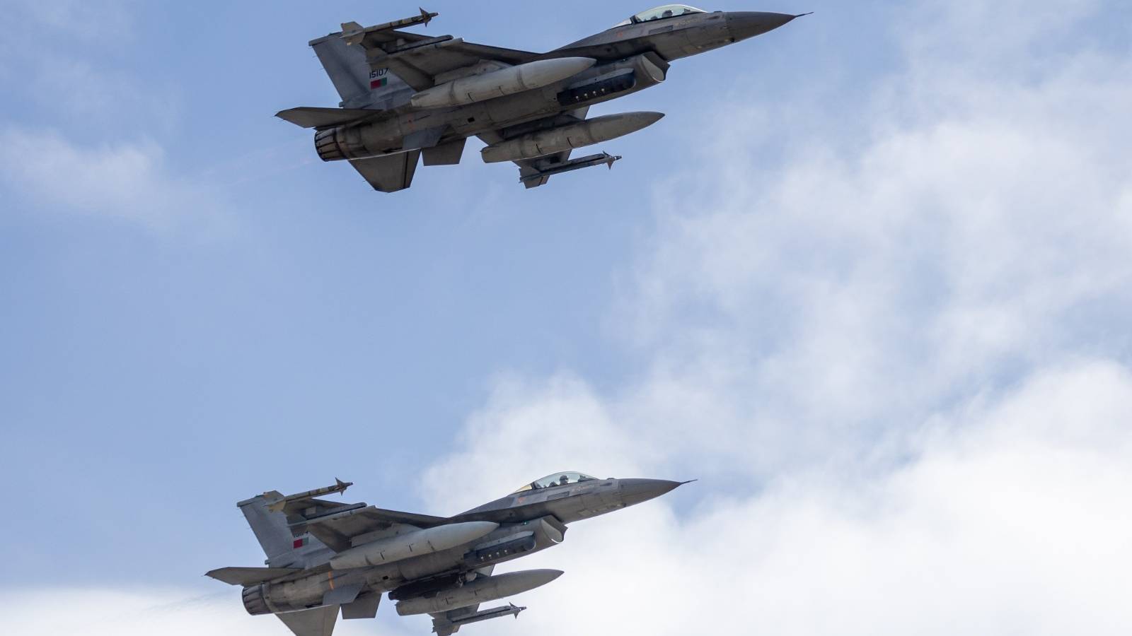 F-16M de alerta acompanham voo civil