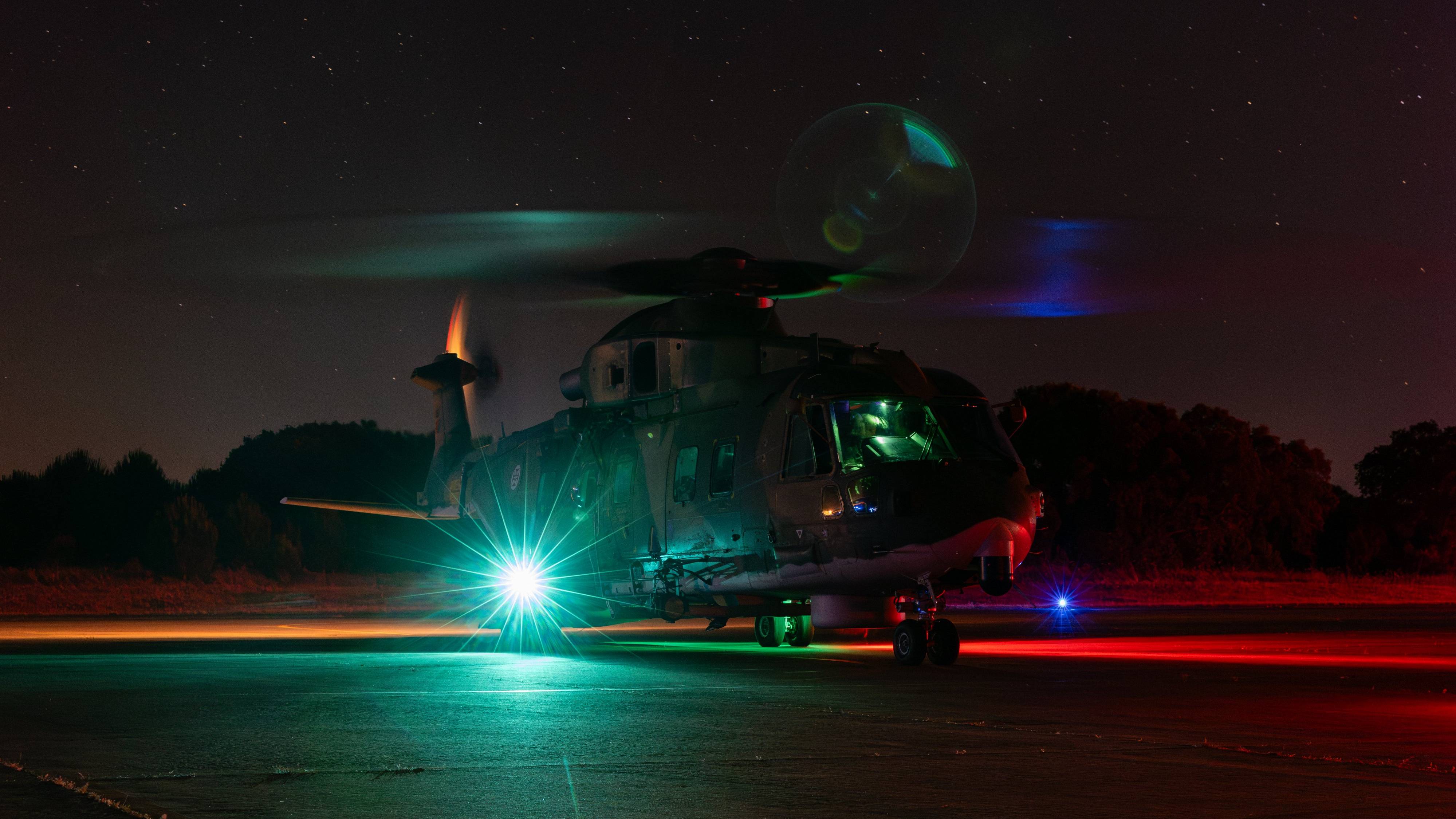 Força Aérea realiza resgate em navio durante a noite