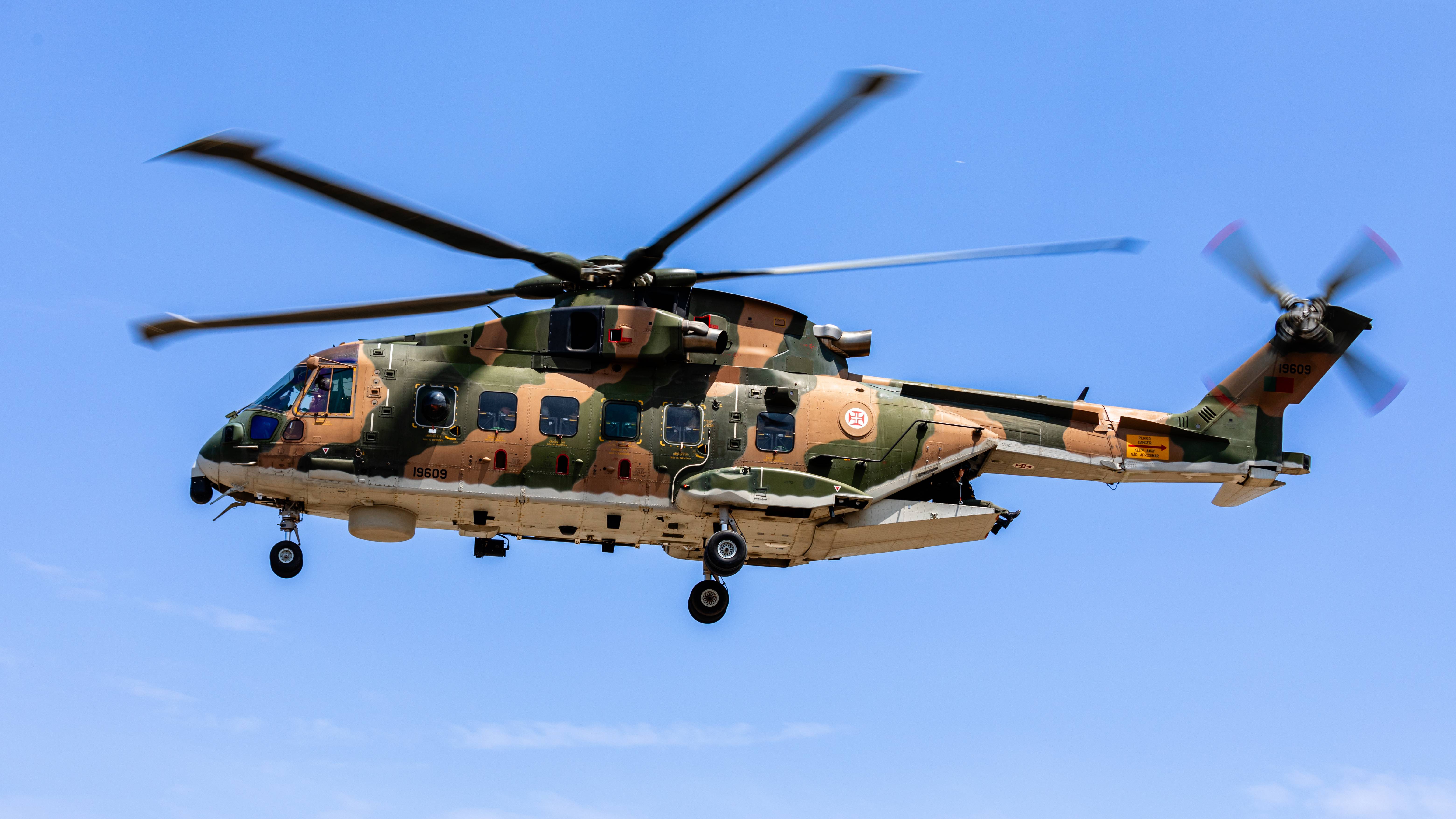 Fora Area resgata doente a bordo de navio