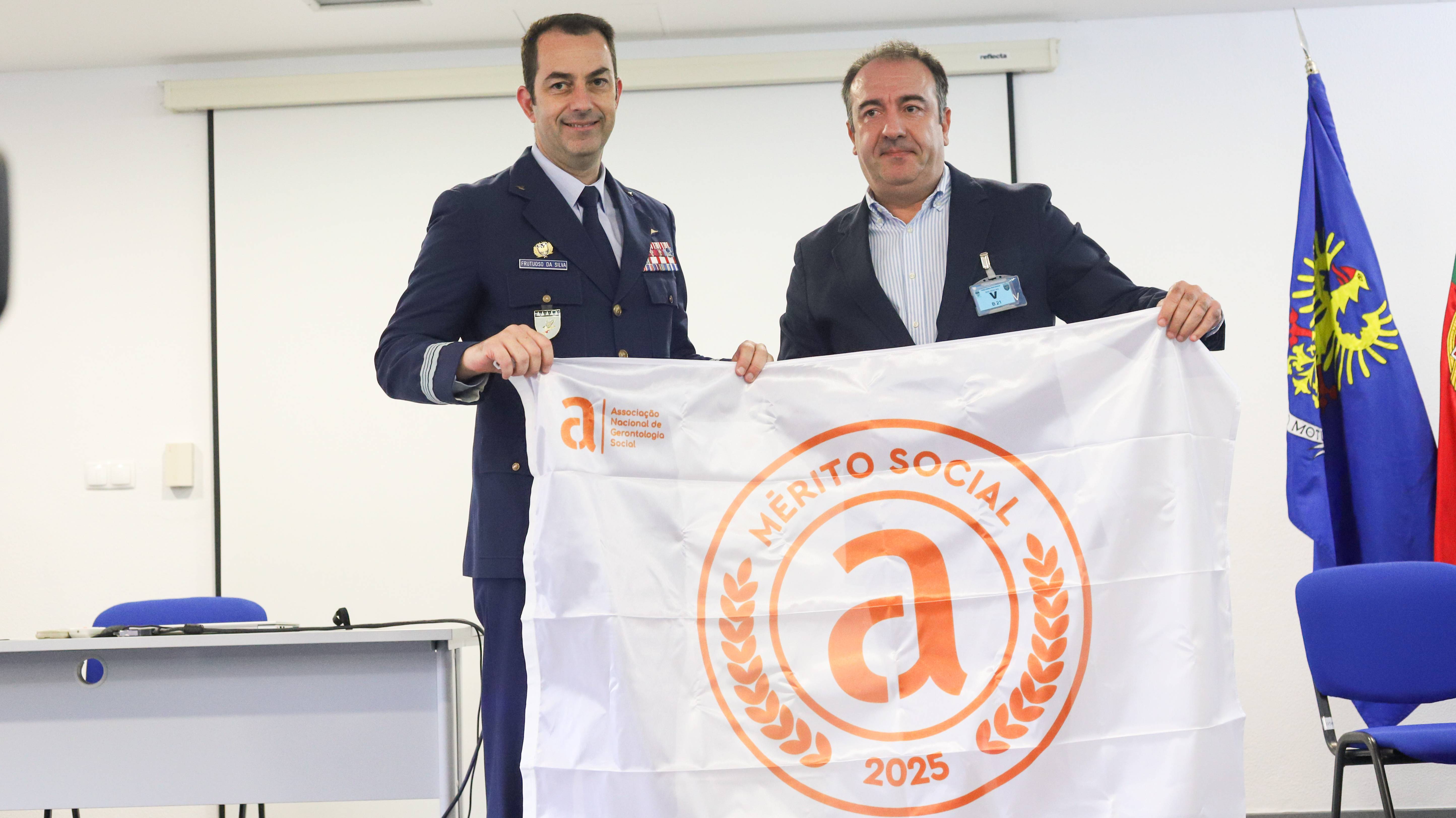 Base Area N. 5 agraciada com Bandeira de Mrito Social