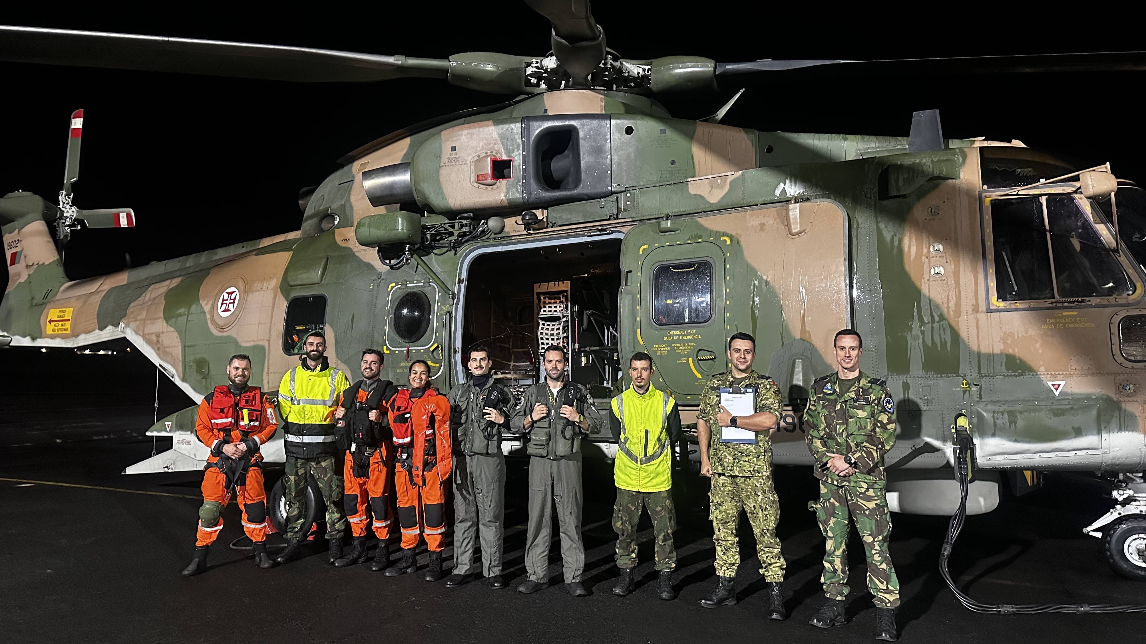 Fora Area salva jovem em alto-mar