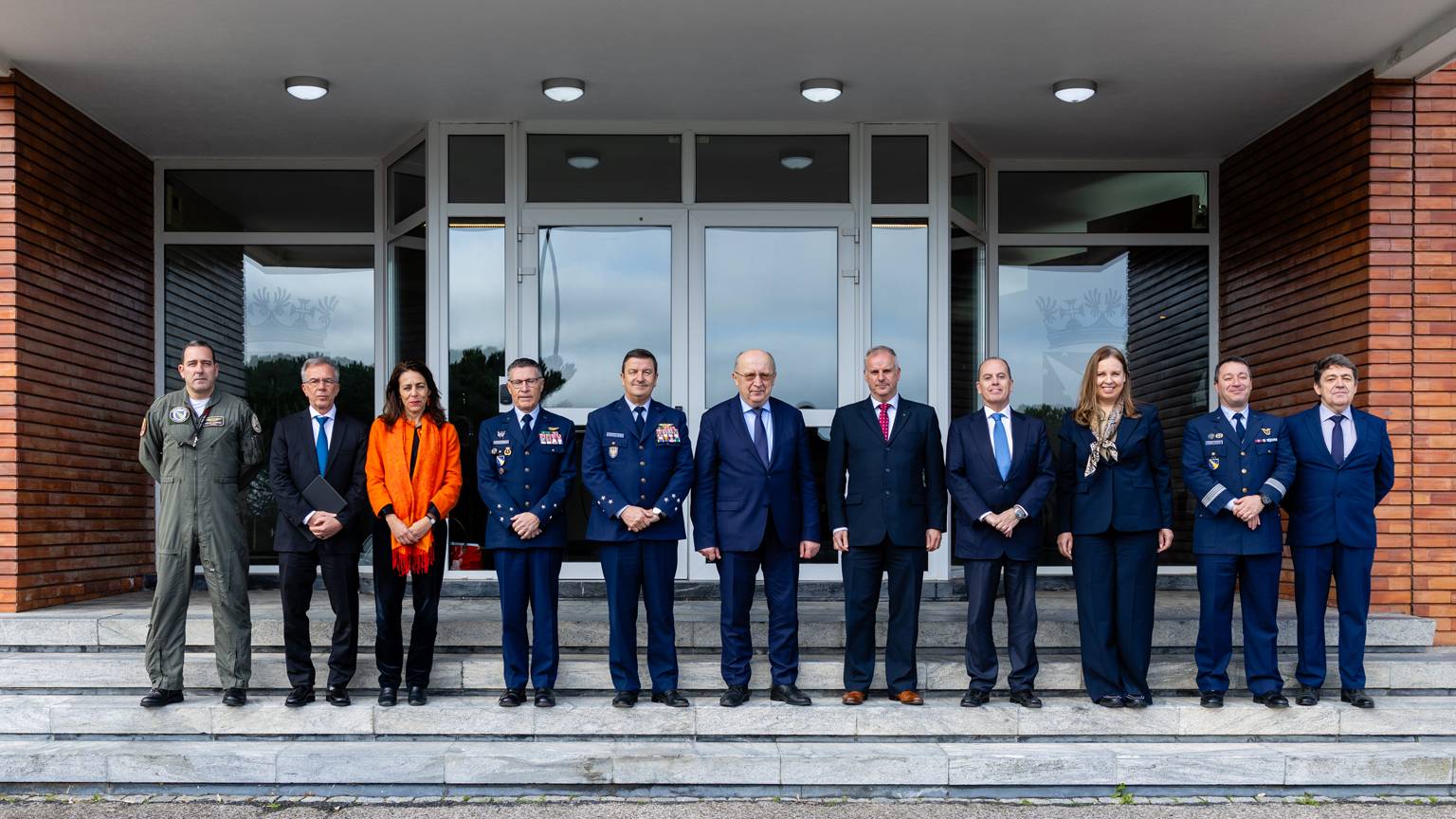 Comiss�rio Europeu para a Defesa e Espa�o visita For�a A�rea