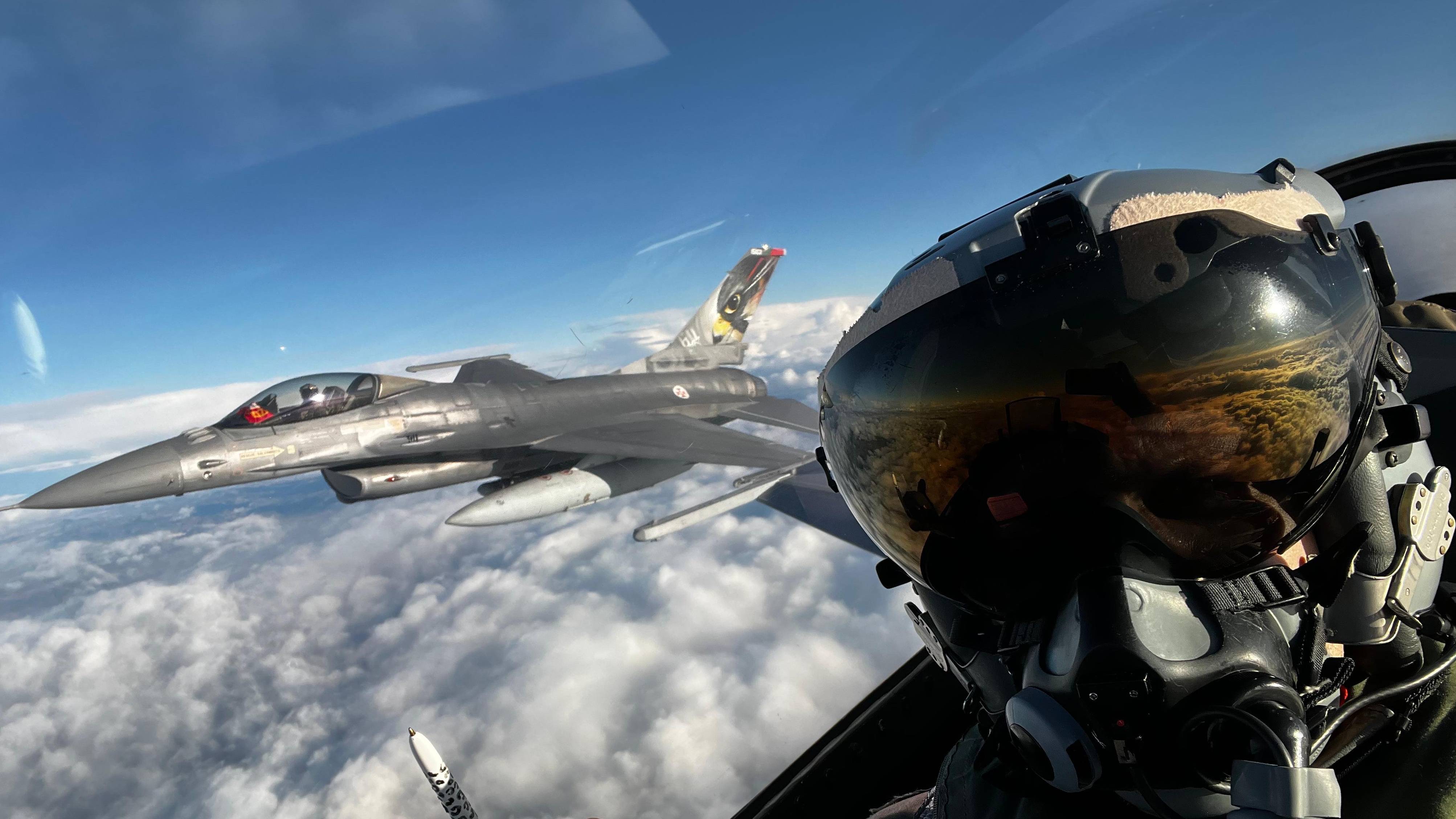 F-16M lusos em exerc�cio internacional