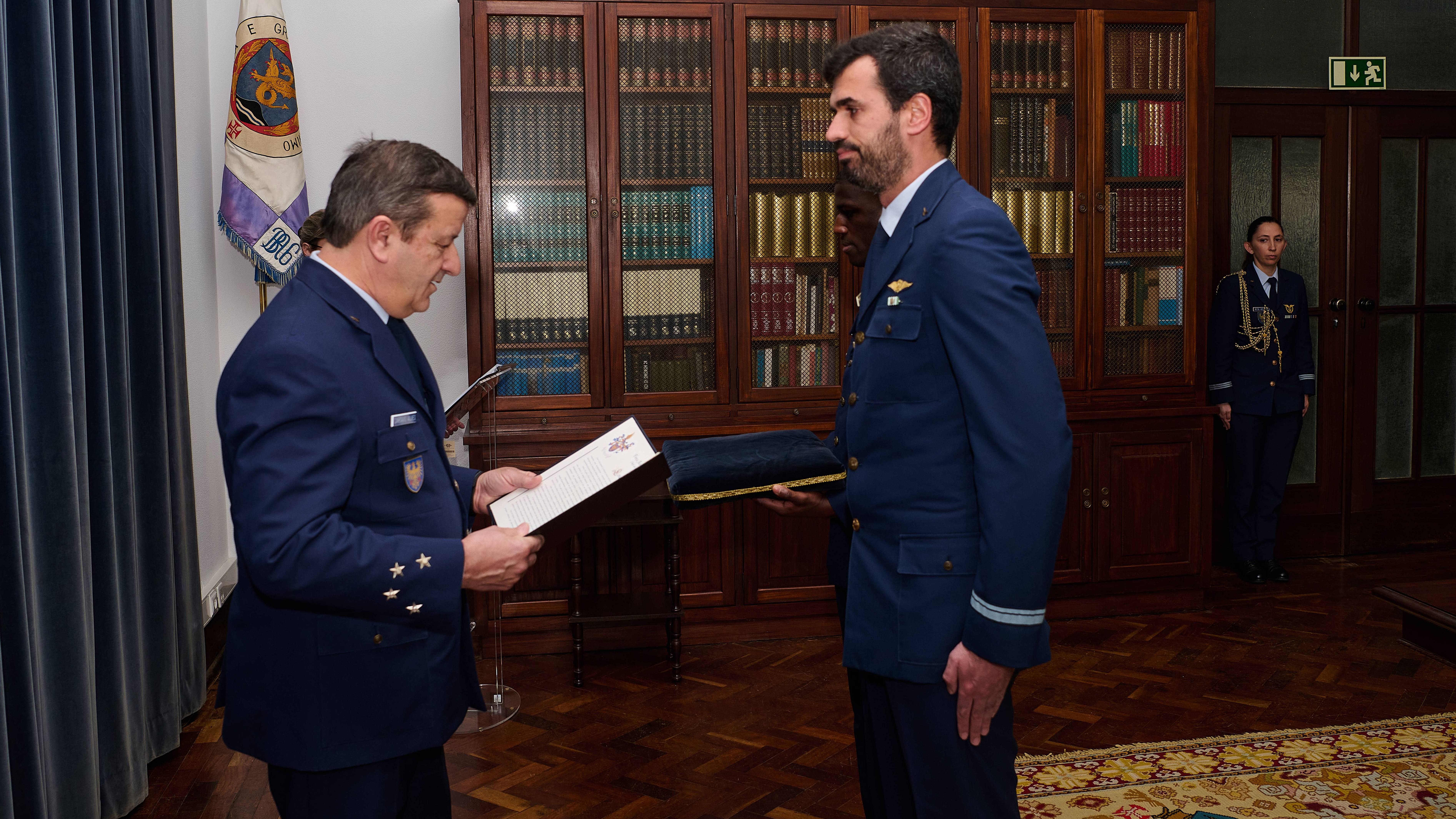 For�a A�rea: Esquadra 751 agraciada com louvor