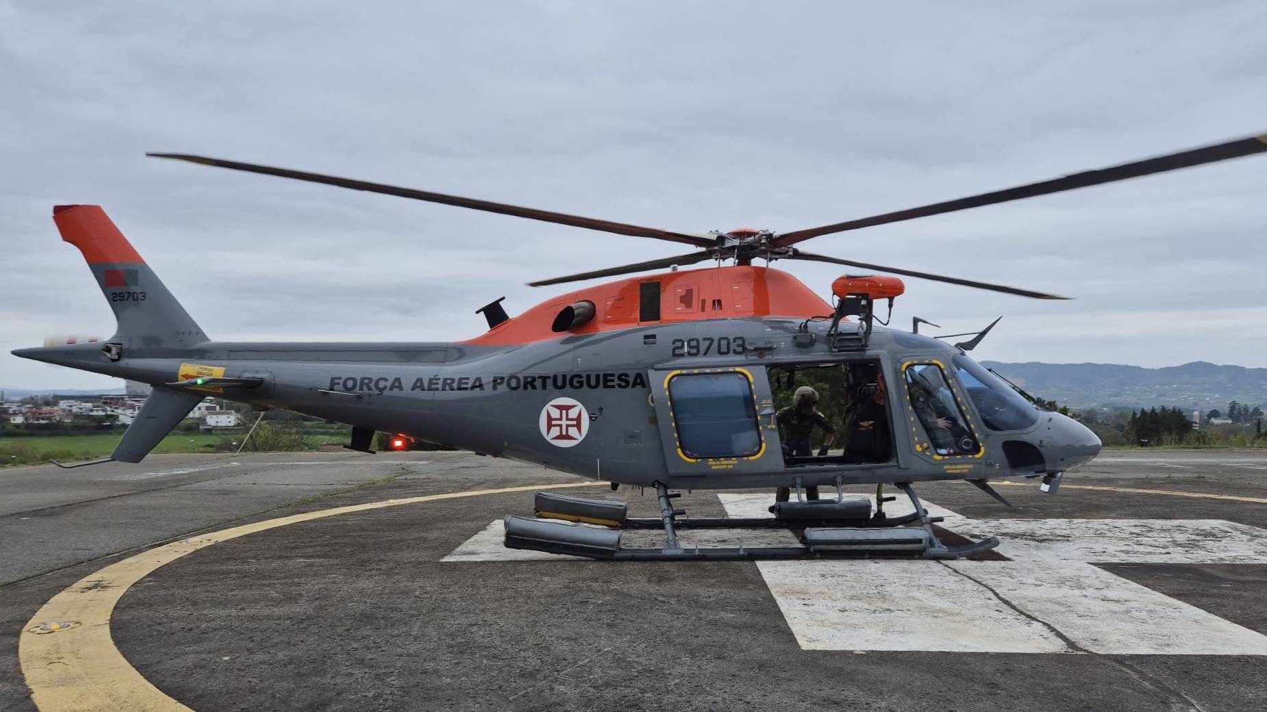 Empenhado helic�ptero AW119 Koala para transporte de �rg�os para transplante