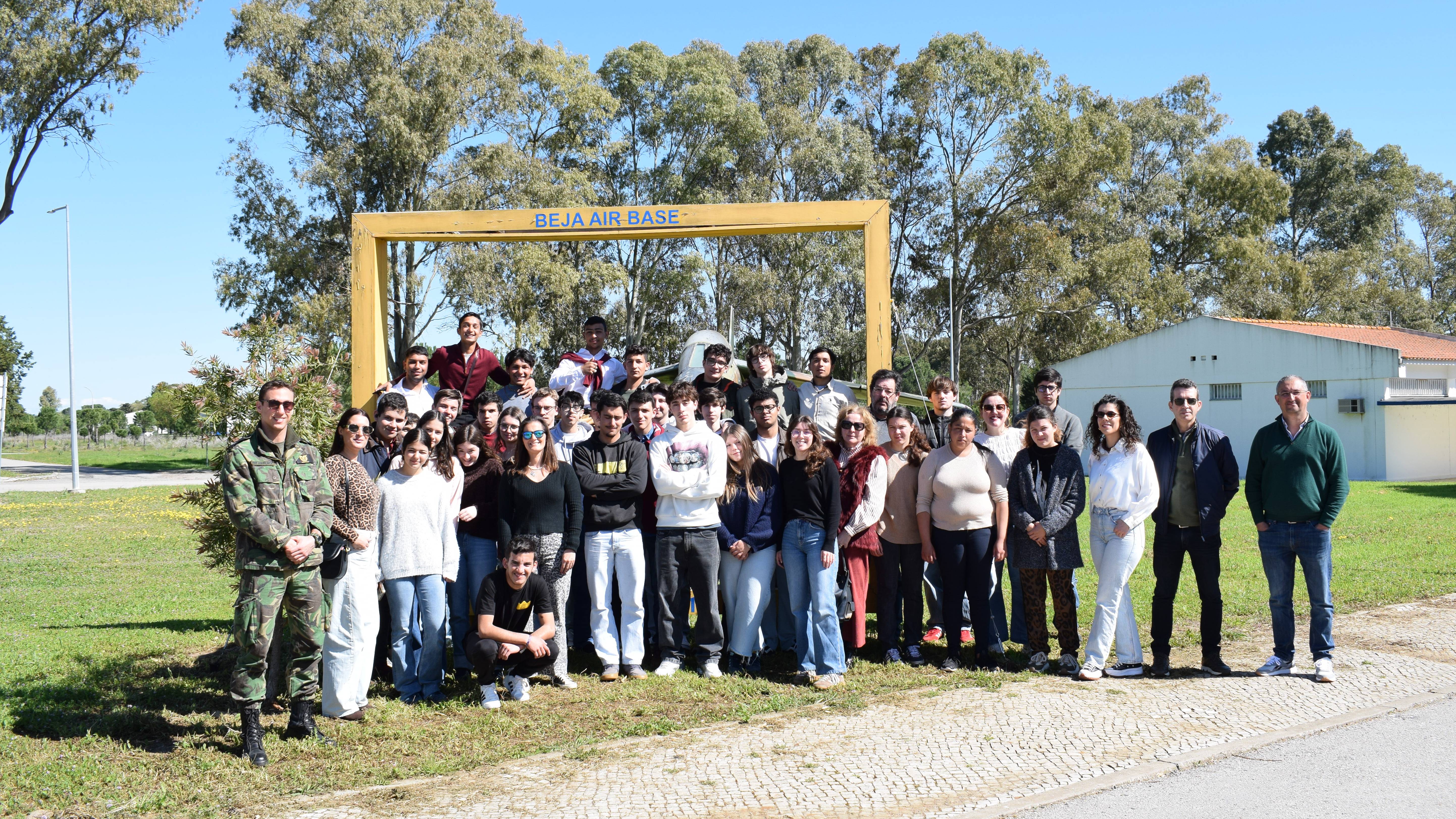 Base A�rea N.� 11 recebe visitas de alunos