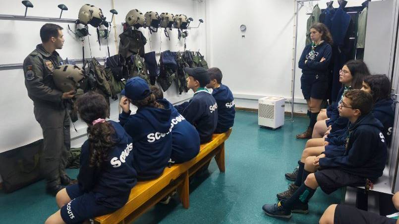 Jovens Escuteiros visitam Base A�rea dos A�ores