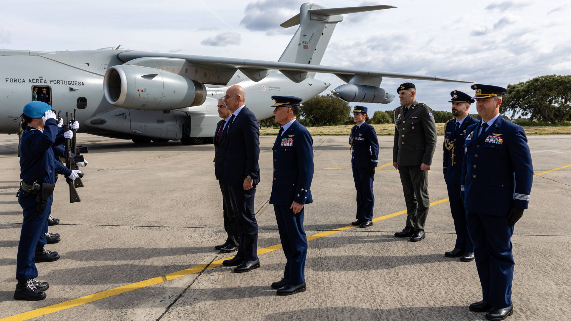 Ministro da Defesa Nacional da Gr�cia visita Base A�rea N.� 11