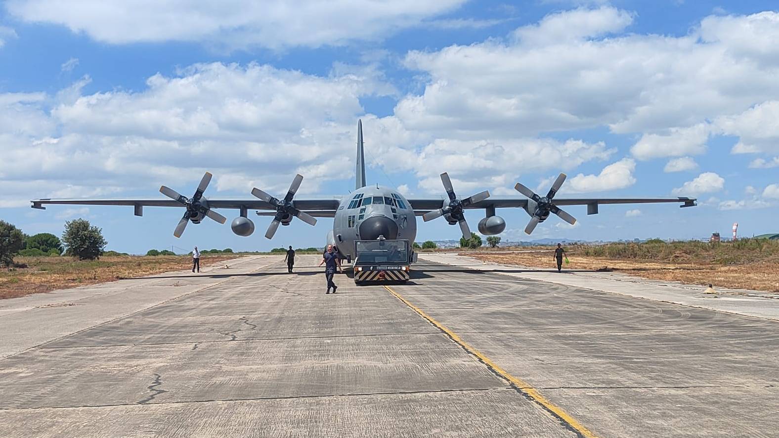 Efici�ncia e prontid�o: C-130H executa abastecimento atrav�s do sistema PIT