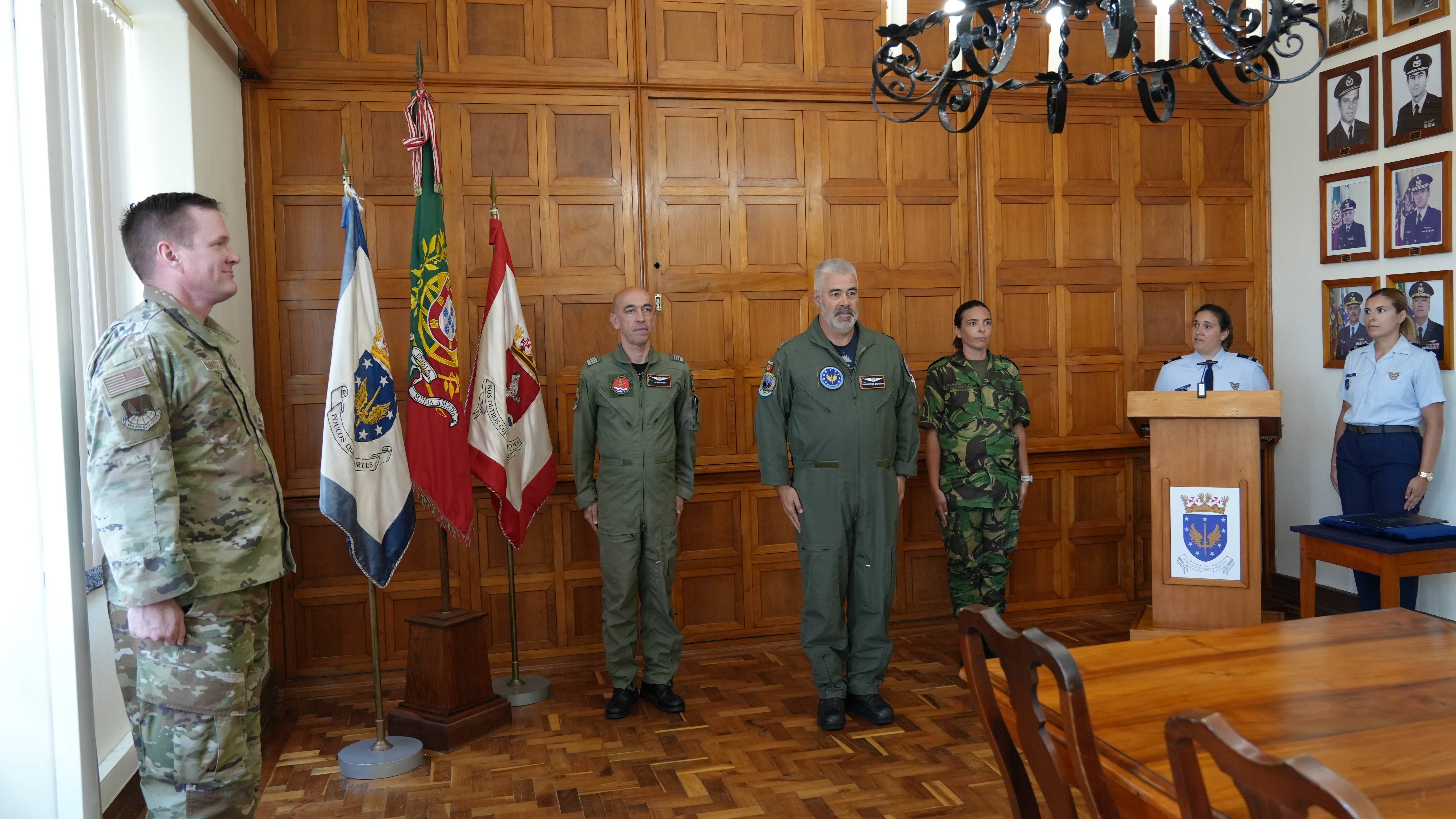Comandante do 65th Air Base Group distinguido pela For�a A�rea